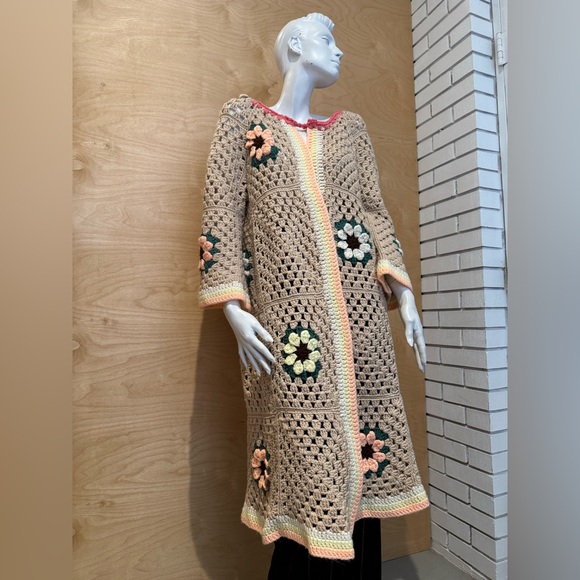 Crocheted long cardigan dress with flowers - Picture 2 of 16